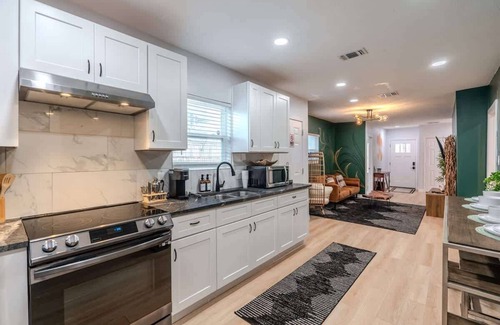 Northside Casa | Cozy 6BR Oasis | Fire Pit | Sleeps 13 | Near DT