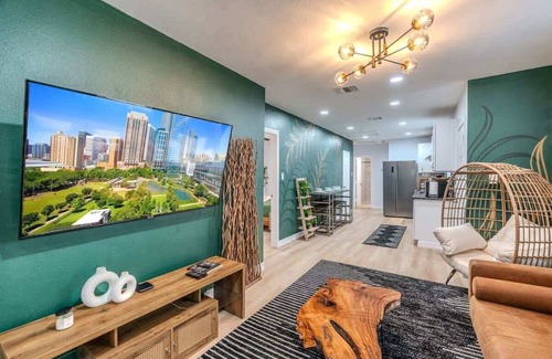 Northside Casa | Cozy 6BR Oasis | Fire Pit | Sleeps 13 | Near DT
