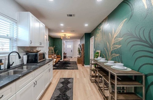 Northside Casa | Cozy 6BR Oasis | Fire Pit | Sleeps 13 | Near DT