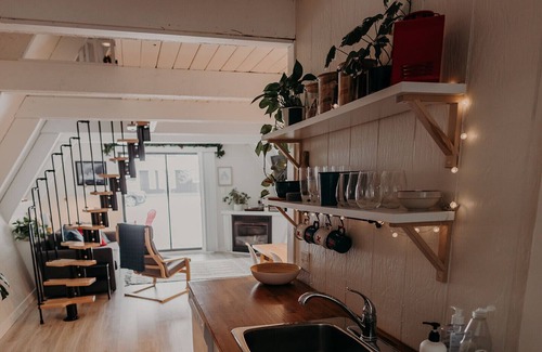 Sylvan Lake Cabina | Cozy A-frame cabin 1/2 block from the gorgeous Sylvan Lake beach, parks & pubs