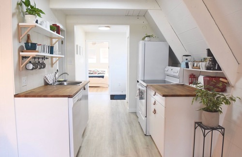 Sylvan Lake Cabina | Cozy A-frame cabin 1/2 block from the gorgeous Sylvan Lake beach, parks & pubs