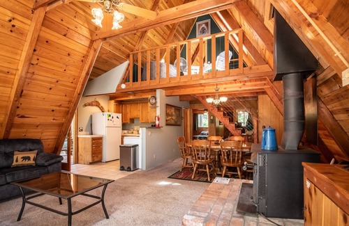 Altaville Chalet De Esquí | Cozy A-Frame Cabin w/ Lake Access & Dog Friendly
