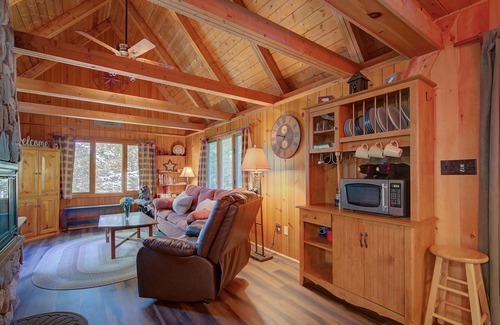 Alton Bay Casa | Cozy A-frame Cabin- Walk to Hills pond/Sunset lake- 20 mins to gunstock
