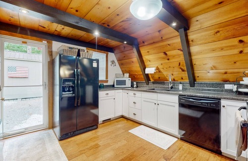 Flat Hollow Marina Casa | Cozy A-frame home with fire pit, deck, pickleball court, and covered boat slip