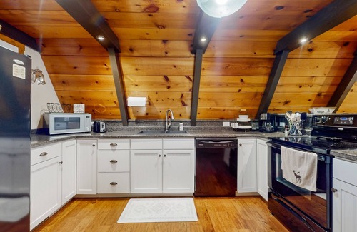Flat Hollow Marina Casa | Cozy A-frame home with fire pit, deck, pickleball court, and covered boat slip
