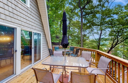 Flat Hollow Marina Casa | Cozy A-frame home with fire pit, deck, pickleball court, and covered boat slip