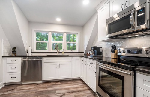Fennville Casa | Cozy A-Frame: Hot Tub! Minutes to town & wineries