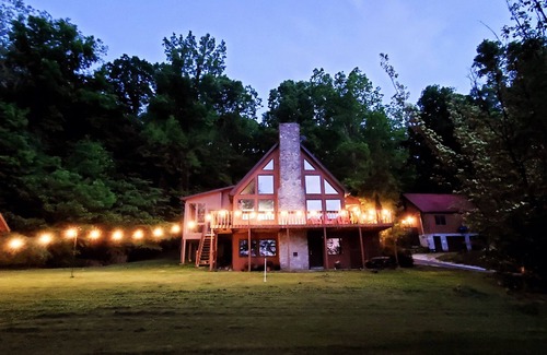 Irvine Casa | Cozy A Frame house firepit, sauna, gym, fishing pond Station Camp Getaway Nurys