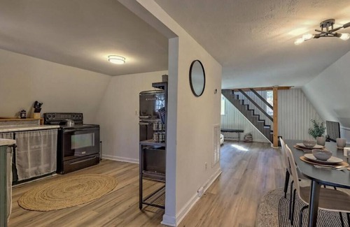 Fair Play Cabina | Cozy A-frame Tiny Home with Game room 3 Minutes to Lake Hartwell!