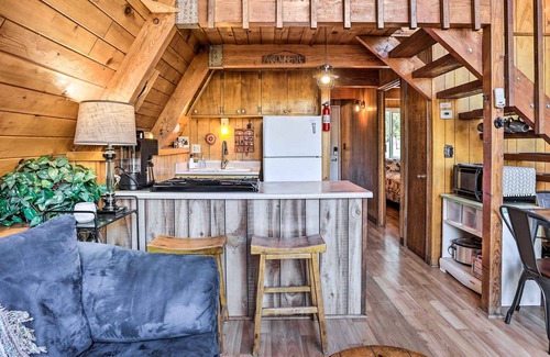 Arrowbear Lake Cabina | Cozy A-Frame w/ Hot Tub Near Arrowbear Lake!