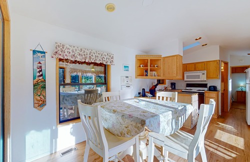 Brookings Cabina | Cozy abode steps from the beach with a private hot tub and nautical theme