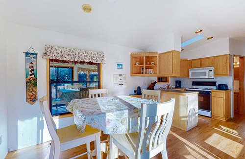 Brookings Cabina | Cozy abode steps from the beach with a private hot tub and nautical theme