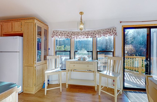 Brookings Cabina | Cozy abode steps from the beach with a private hot tub and nautical theme