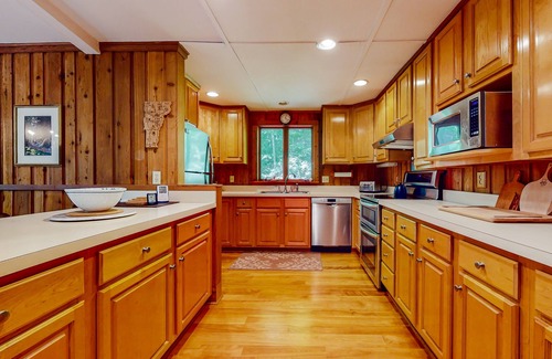 Stratton and Bromley Ski Areas Casa | Cozy abode with a deck, grill, wood stove, full kitchen, W/D, and partial AC