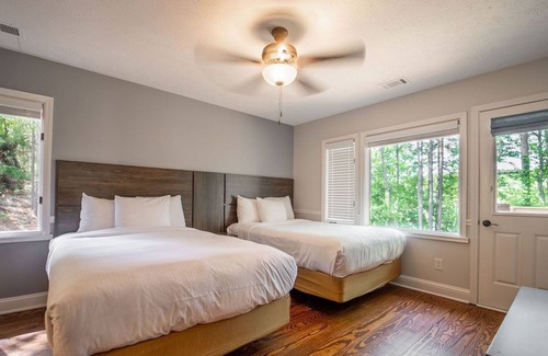 Buford Cabina | Cozy Accessible Lakeside House with Deck & Bbq!