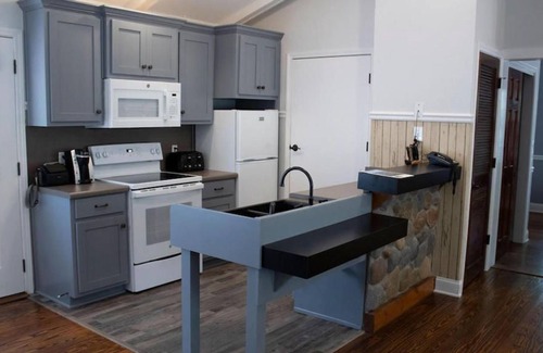 Buford Cabina | Cozy Accessible Lakeside House with Deck & Bbq!