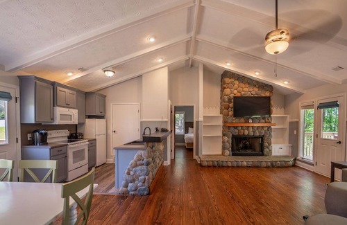 Buford Cabina | Cozy Accessible Lakeside House with Deck & Bbq!