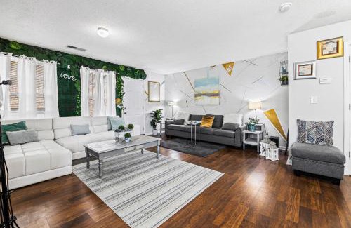 Church Street Casa | Cozy Airport Oasis Grey