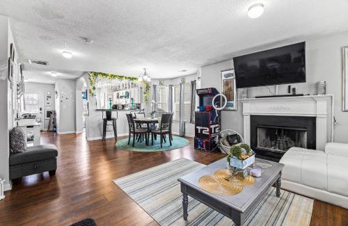 Church Street Casa | Cozy Airport Oasis Grey