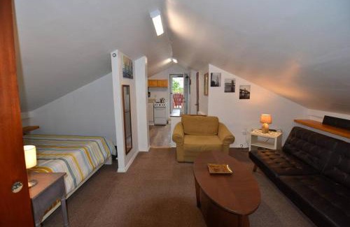 Communipaw Apartamento | Cozy Alcove Studio Apt w Outdoor deck w NYC Views