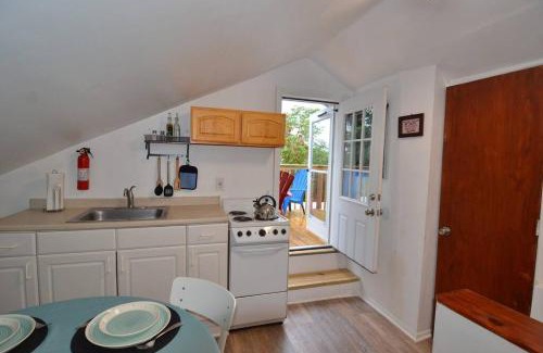 Communipaw Apartamento | Cozy Alcove Studio Apt w Outdoor deck w NYC Views