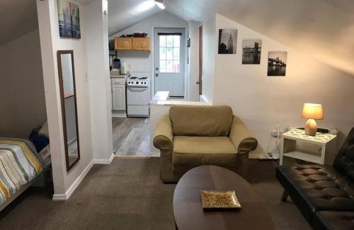Communipaw Apartamento | Cozy Alcove Studio Apt w Outdoor deck w NYC Views
