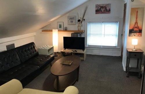 Communipaw Apartamento | Cozy Alcove Studio Apt w Outdoor deck w NYC Views