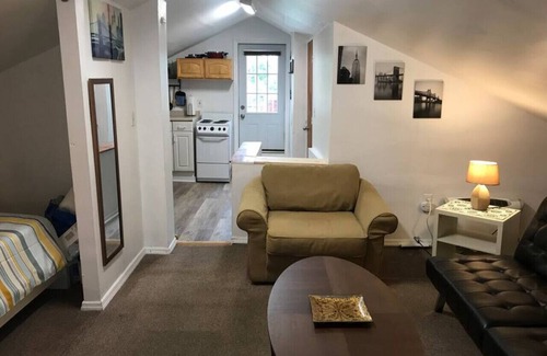 Communipaw Apartamento | Cozy Alcove Studio Apt w Outdoor deck w NYC Views