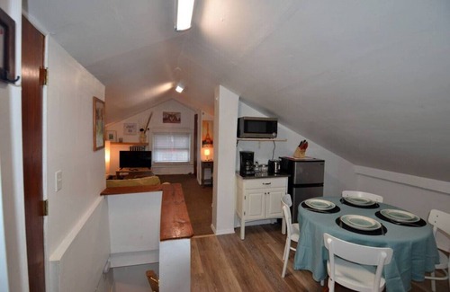 Communipaw Apartamento | Cozy Alcove Studio Apt w Outdoor deck w NYC Views