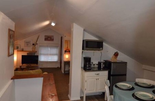 Communipaw Apartamento | Cozy Alcove Studio Apt w Outdoor deck w NYC Views