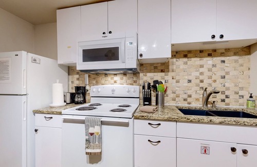 Intermountain Apartamento | Cozy Alpine Studio w/ High-End Mattresses, Hot Tub & Full Kitchen
