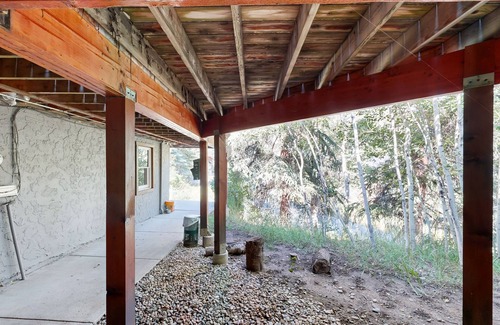 Intermountain Apartamento | Cozy Alpine Studio w/ High-End Mattresses, Hot Tub & Full Kitchen