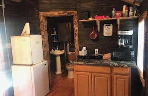 McArthur Cabina | Acogedora cabaña sólida Amish, cerca de las cuevas, parrilla, pozo de fuego, WiFi, aire acondicionado, ¡Se admiten mascotas!