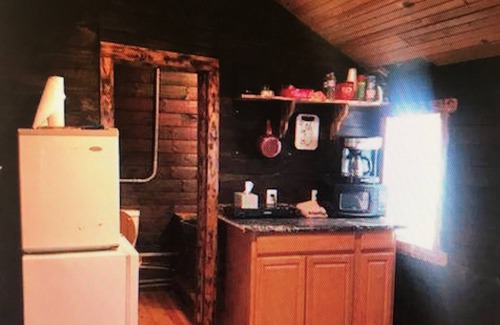 McArthur Cabina | Acogedora cabaña sólida Amish, cerca de las cuevas, parrilla, pozo de fuego, WiFi, aire acondicionado, ¡Se admiten mascotas!