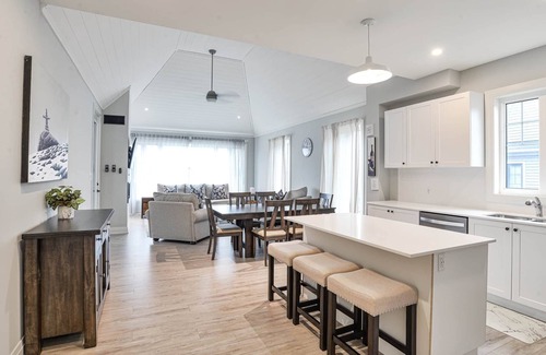 Minett Cabaña | SPACIOUS 5 BR LAKE ROSSEAU COTTAGE W/ GREAT VIEWS, NEW POOL AND BEACH ACCESS!