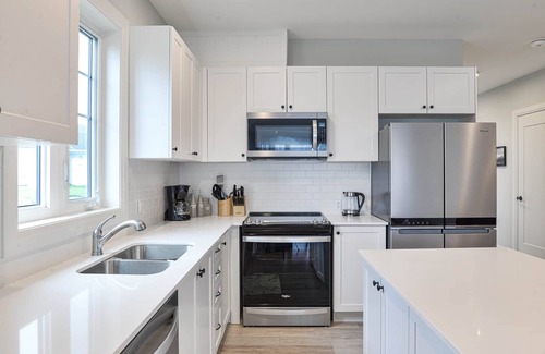 Minett Cabaña | SPACIOUS 5 BR LAKE ROSSEAU COTTAGE W/ GREAT VIEWS, NEW POOL AND BEACH ACCESS!