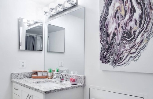 Eau Claire Condominio | Cozy and Central DT Home w Gym Coffee Parking BBQ!