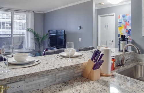 Eau Claire Condominio | Cozy and Central DT Home w Gym Coffee Parking BBQ!