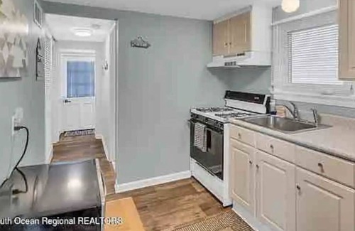 Belmar Casa | Cozy and centrally located private home in Belmar.