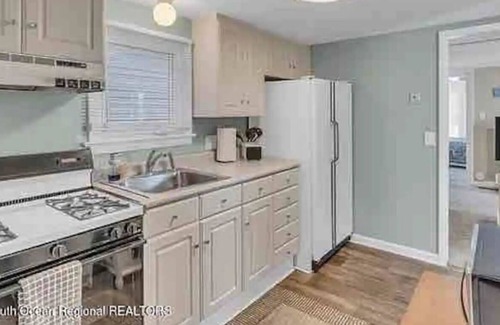 Belmar Casa | Cozy and centrally located private home in Belmar.