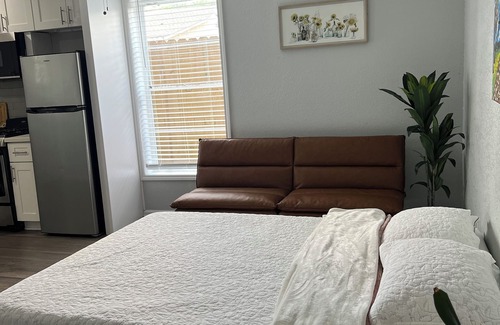 Houston Apartamento | Cozy and centric private guesthouse with easy access around Houston’s downtown!