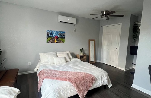 Houston Apartamento | Cozy and centric private guesthouse with easy access around Houston’s downtown!