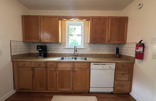 Norman Casa | Cozy and charming 2-bedroom house in Norman with EV charger. Close to downtown.
