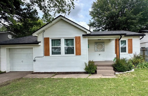 Norman Casa | Cozy and charming 2-bedroom house in Norman with EV charger. Close to downtown.