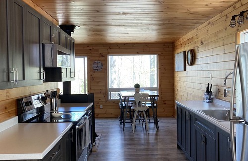 Northern Bruce Peninsula Cabaña | Cozy and Cheerful Cottage- Steps From the Lake!