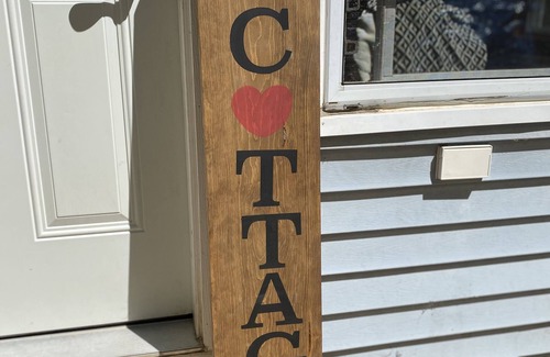 Northern Bruce Peninsula Cabaña | Cozy and Cheerful Cottage- Steps From the Lake!