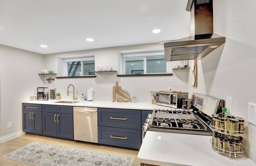 Cheesman Park Apartamento | Cozy and Chic 1-Bedroom Apartment in Historic Central Denver - Pet Friendly
