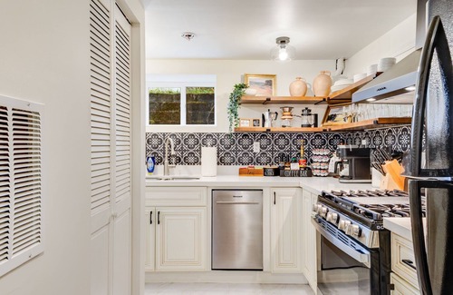 University District Cabaña | Cozy and Chic 2BD/2BA Basement Suite with AC in U District 15 min Walk to Campus