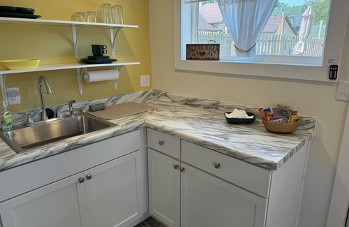 Port Clinton Cabaña | Cozy and close to downtown Port Clinton, Jet Express to Put-In-Bay and fishing!