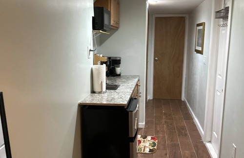 Queens Apartamento | Cozy and comfortable studio room on lower level of townhouse with private entry